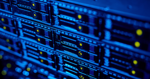 スケールアップとスケールアウトの違いとは？選択の基準やポイントを解説